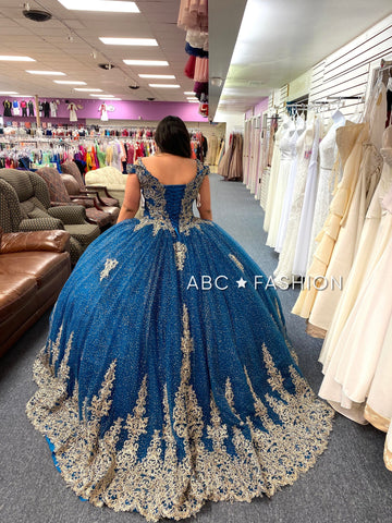 Vestido de quinceanera em renda com ombros à mostra da House of Wu 26951