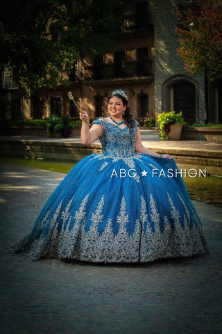 Vestido de quinceanera em renda com ombros à mostra da House of Wu 26951