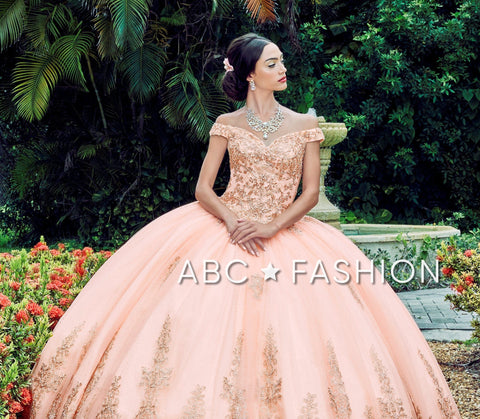 Vestido de quinceanera em renda com ombros à mostra da House of Wu 26951