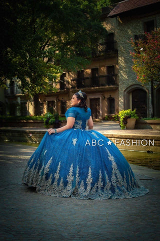 Vestido de quinceanera em renda com ombros à mostra da House of Wu 26951