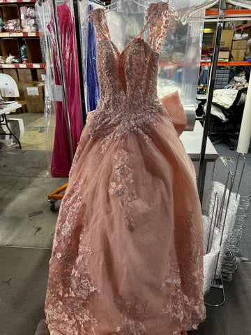 Schulterfreies Quinceanera-Kleid mit Schleppe von House of Wu 26022T