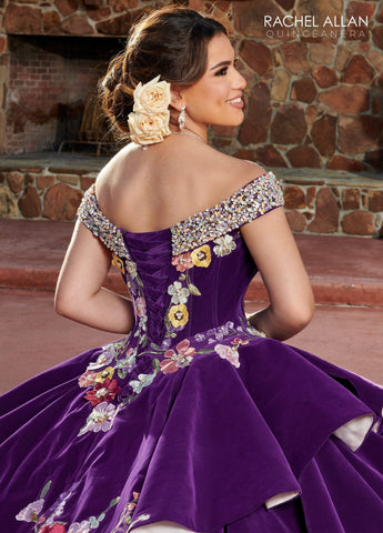 Vestido de quinceanera com folhos e ombros à mostra de Rachel Allan RQ3111
