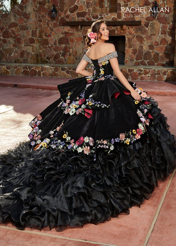 Vestido de quinceanera com folhos e ombros à mostra de Rachel Allan RQ3111