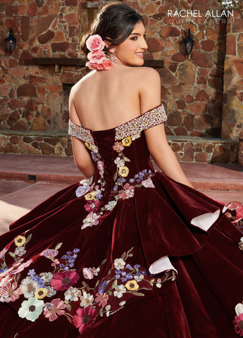 Vestido de quinceanera com folhos e ombros à mostra de Rachel Allan RQ3111