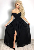 Vestido de festa comprido, preto, em chiffon, com corte A, ombro de fora e racha