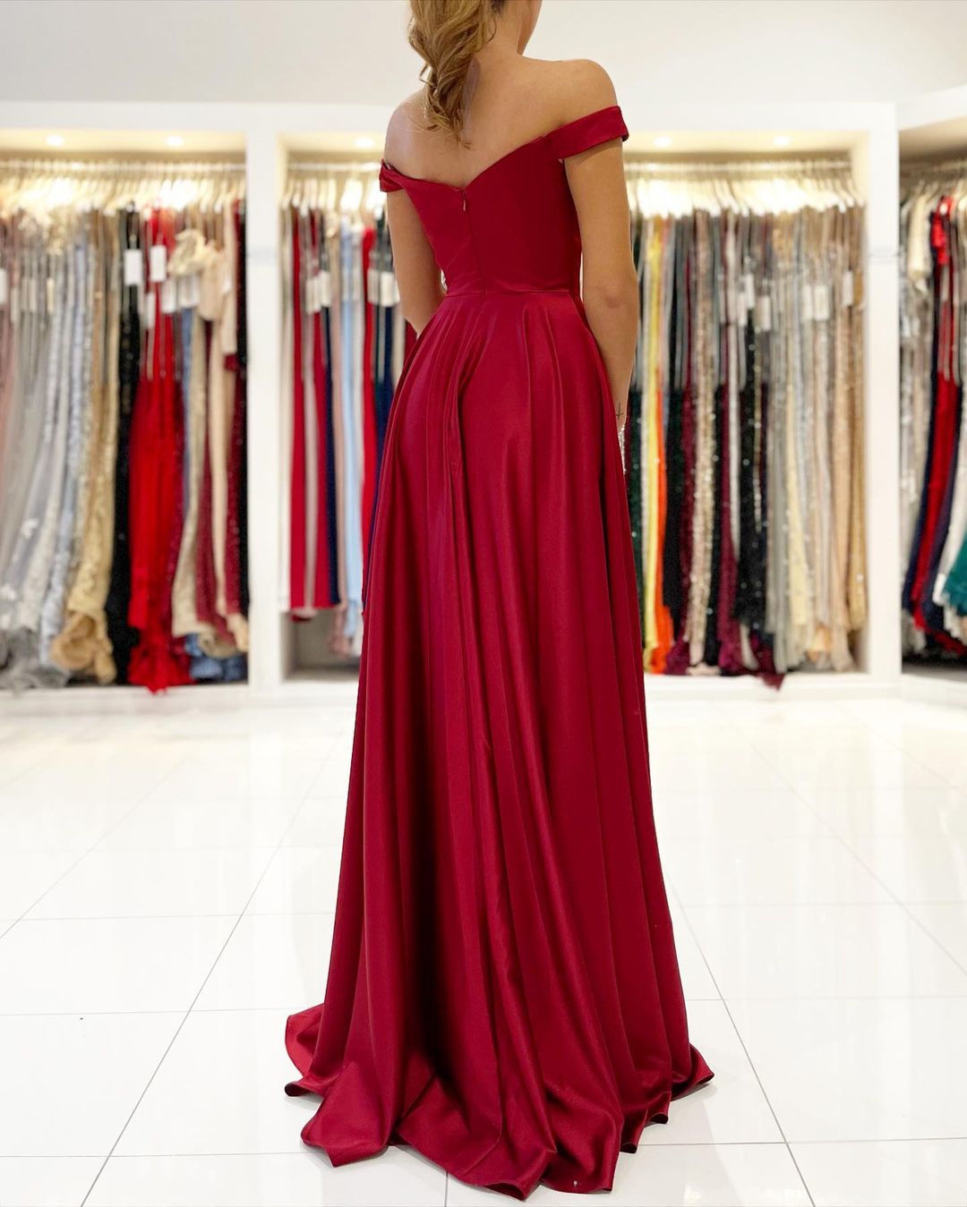 Vestido de festa comprido, estilo bordeaux, ombro de fora, corte A, com racha