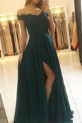Vestido de fiesta largo de color verde oscuro tipo A con hombros descubiertos, abertura lateral y tejido de gasa