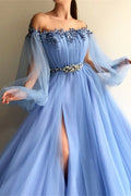 Abito da ballo lungo in tulle con maniche lunghe scollato sulle spalle, perline e spacchi