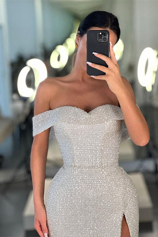 Schulterfreies weißes Ballkleid mit Pailletten im Meerjungfrauenstil und Schlitz