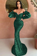 Vestido de noche verde oscuro tipo sirena con escote corazón, mangas largas y hombros descubiertos con lentejuelas