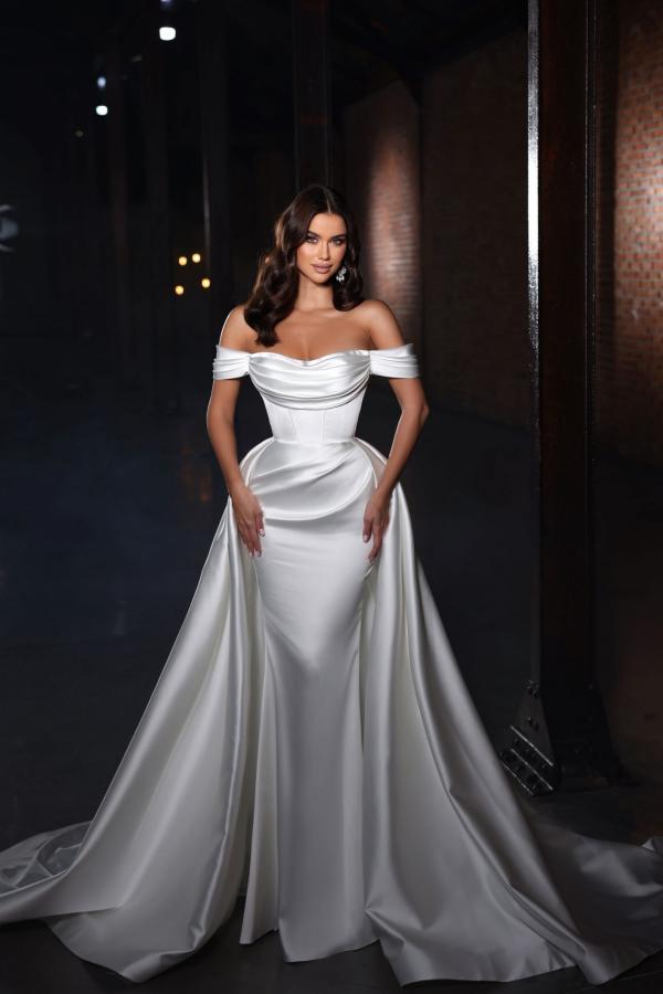 Weißes langes Trägerloses Satin-Abendkleid mit Schwanenlinie für die Hochzeit
