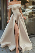Vestido de gala largo de satén en línea A, sin mangas y con abertura lateral