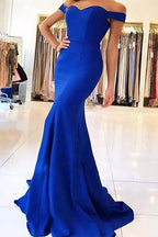 Vestido de noite comprido em cetim azul royal com decote ombro a ombro e corte sereia