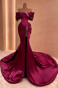 Schulterfreies, langes, geschlitztes Meerjungfrau-Ballkleid aus Satin mit Perlen