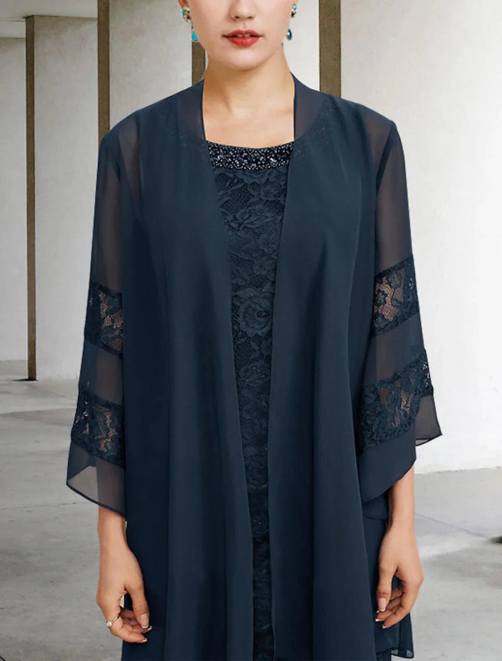 Vestido de mãe da noiva de duas peças, estilo coluna, plus size, elegante, decote em joia, comprimento até ao joelho, chiffon, renda, sem mangas, com aplicações de missangas, outono