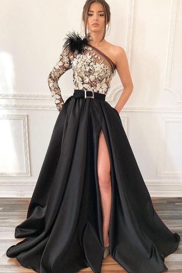 Vestido de festa preto comprido com um ombro só e bolsos e penas PSK039