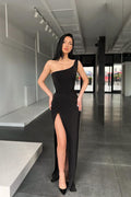 Vestido de Noche Largo de Sirena en Satén Negro con un Solo Hombro y Abertura