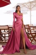 Vestido de gala largo de sirena con hombro descubierto, mangas largas y abertura lateral en satén