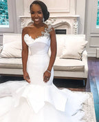 Abito da sposa sirena con spalla scoperta e strascico a balze