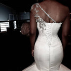Abito da sposa sirena con spalla scoperta e strascico a balze