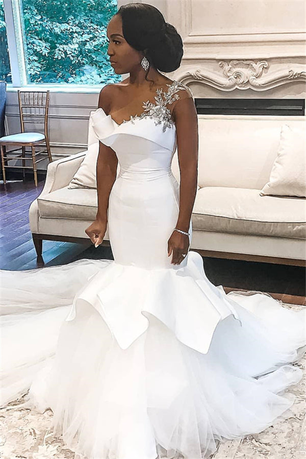 Abito da sposa sirena con spalla scoperta e strascico a balze