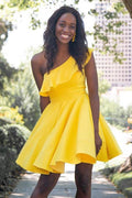 Robe de promo courte jaune à une épaule avec volants PD342