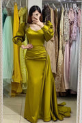 Vestido de noche largo, escote corazón, silueta sirena, mangas largas y abalorios