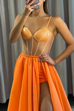 Vestido de festa comprido laranja com alças finas e racha alta em chiffon
