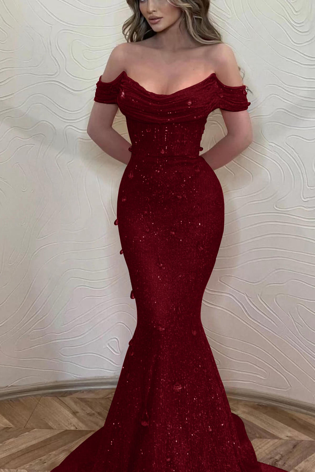 Vestido de noite comprido verde-escuro, estilo sereia, ombro à mostra, com lantejoulas