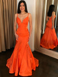 Robe de soirée longue et formelle pour bal avec décolleté en V et dos nu en satin couleur orange sirène