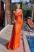 Vestido de noche largo naranja, un hombro, volantes, silueta sirena con abertura