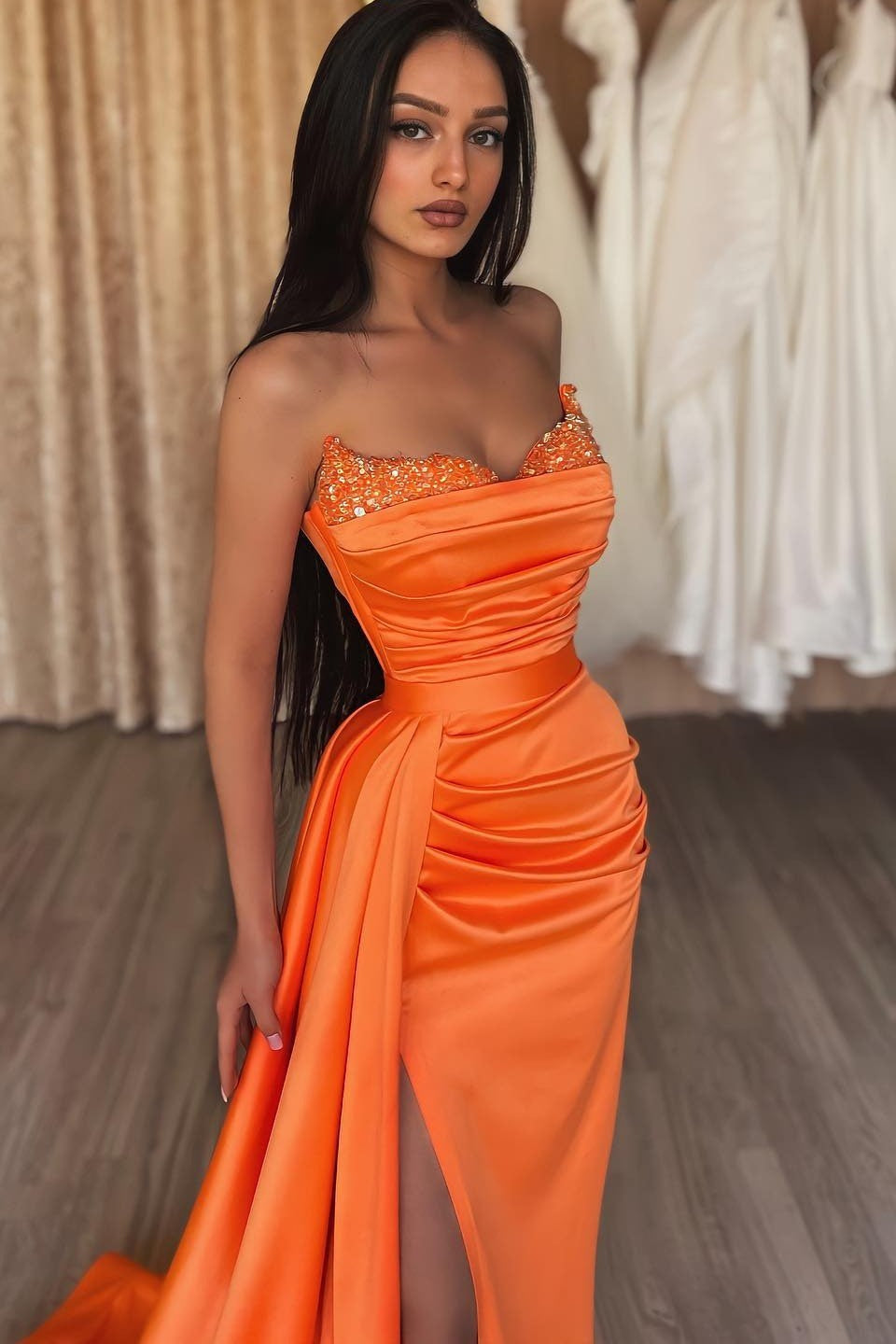 Vestido de festa comprido sereia, sem alças, em cetim, com folhos, cor de laranja