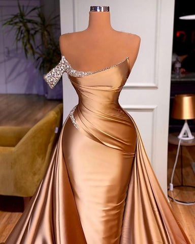 Langes schulterfreies Meerjungfrau-Abendkleid aus Satin mit Überrock