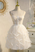Vestido corto de tul para el baile de bienvenida con tirantes finos y corte en A