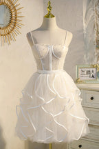 Vestido corto de tul para el baile de bienvenida con tirantes finos y corte en A