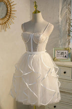 Vestido corto de tul para el baile de bienvenida con tirantes finos y corte en A