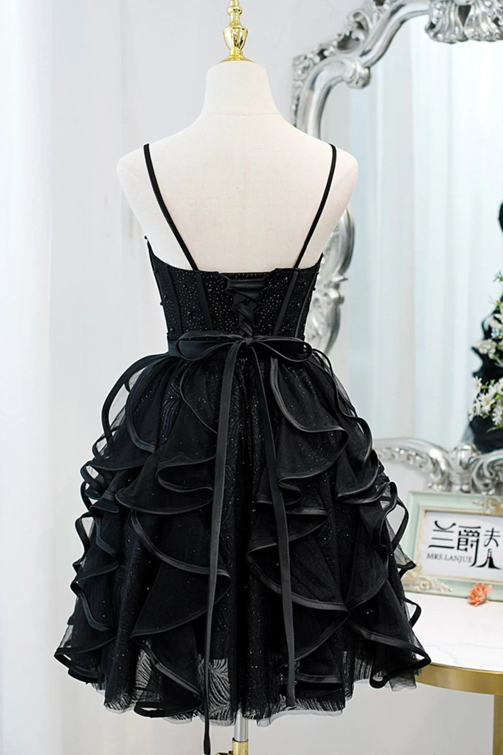 Vestido corto de tul para el baile de bienvenida con tirantes finos y corte en A