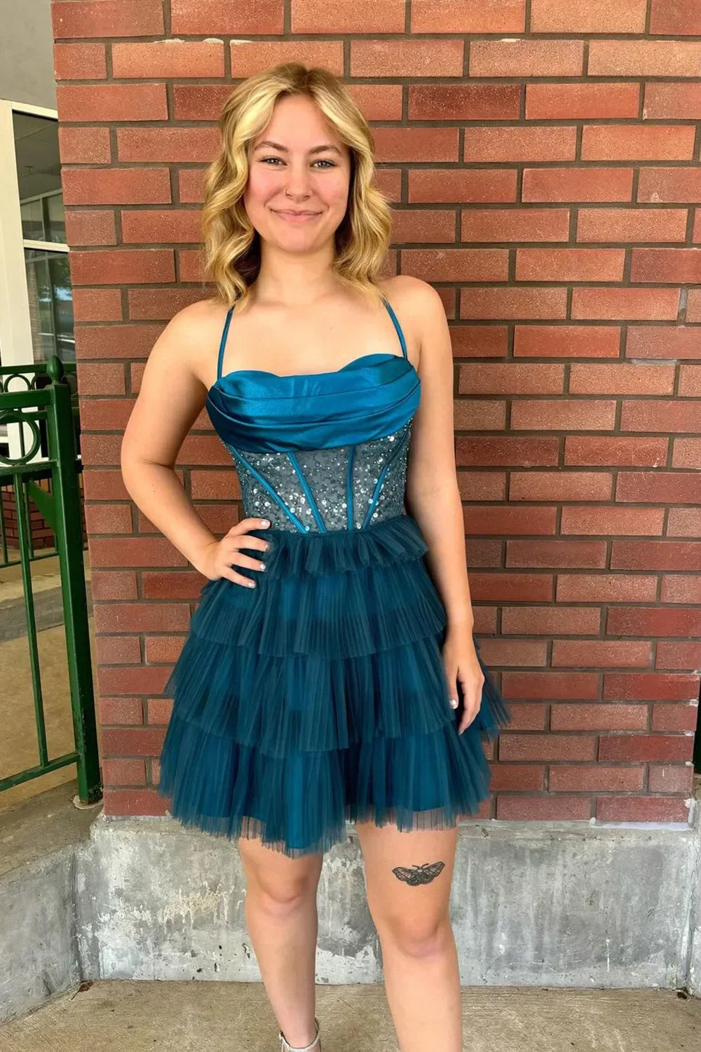 Vestido de Baile para a Festa de Finalistas em Tule com Alças Espaguete Azul Pavão e Decote Império A-Line com Camadas e Corpete