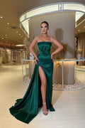 Vestido de noche largo verde oscuro de satén sin mangas y tirantes espagueti con abertura