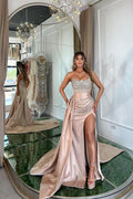 Robe de bal longue satinée sans bretelles à perles et fente, style sirène rose