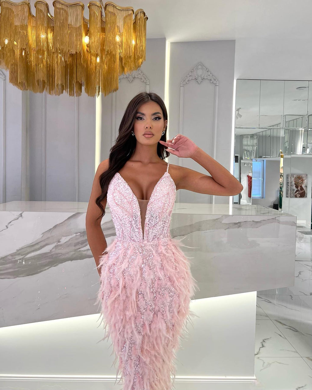 Kurzes Meerjungfrau-Abendkleid mit V-Ausschnitt und Pailletten und Perlenfeder