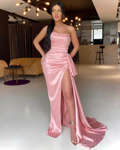 Trägerloses, langes Meerjungfrau-Abendkleid aus Satin mit seitlichem Schlitz