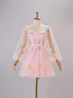 Vestido de cóctel de tul con mangas abullonadas cortas y bordado de corazones