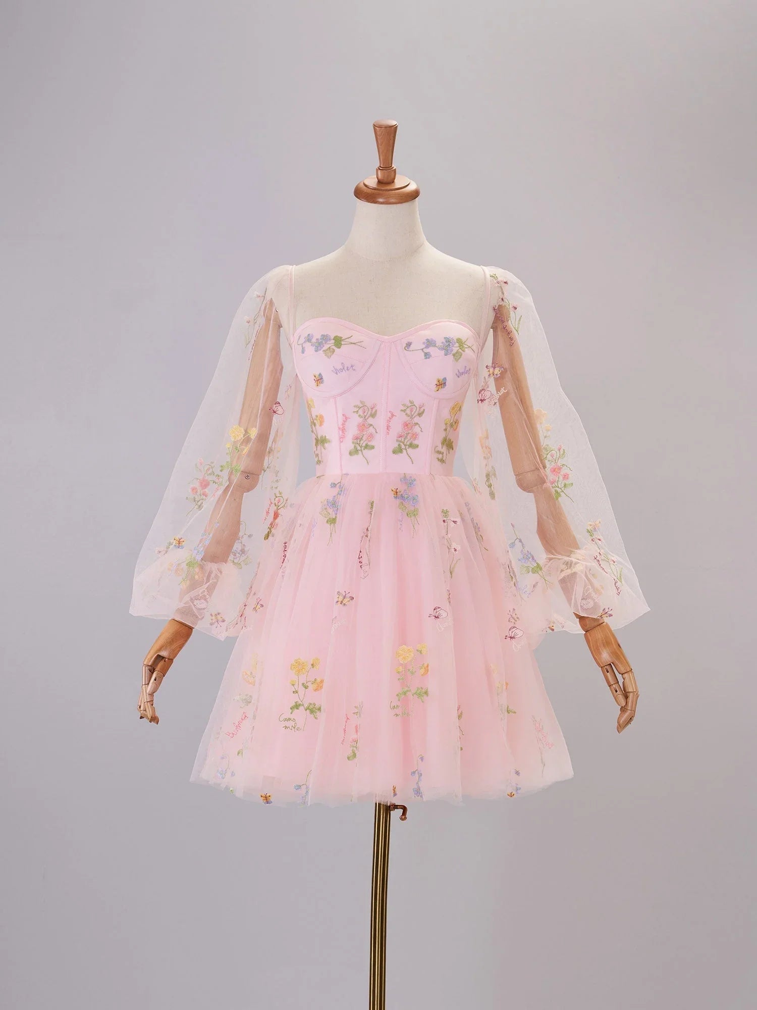 Süßherz-Stickerei Kurztailliertes Tüll-Kleid mit Puffärmeln