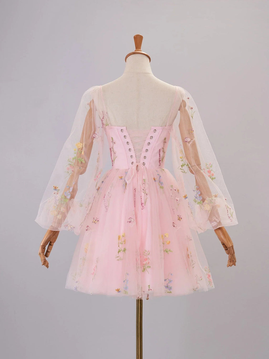 Vestido de cóctel de tul con mangas abullonadas cortas y bordado de corazones