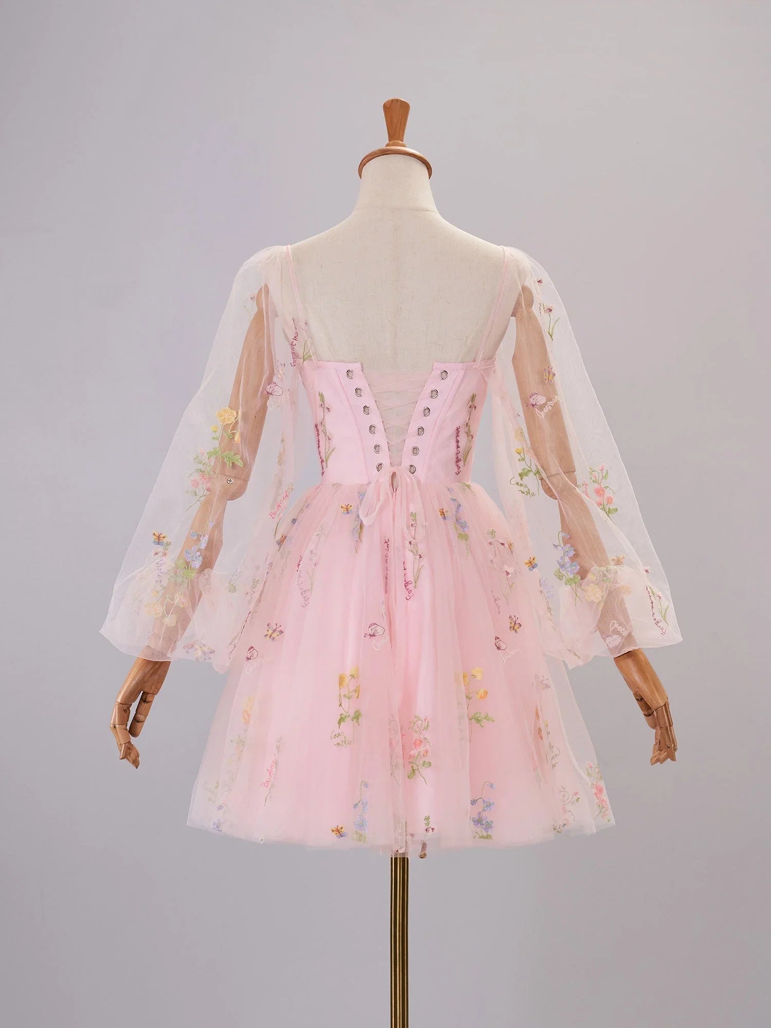 Süßherz-Stickerei Kurztailliertes Tüll-Kleid mit Puffärmeln