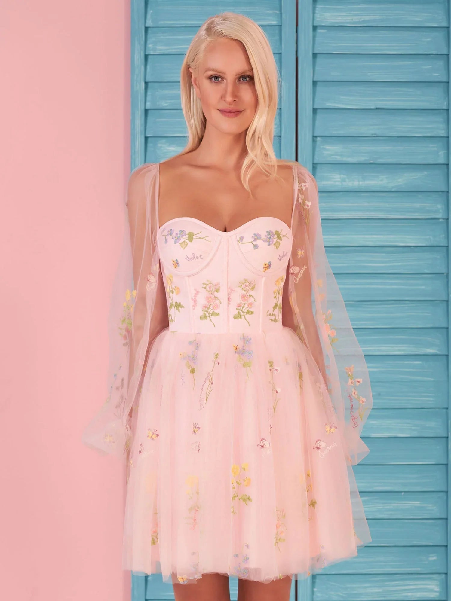 Süßherz-Stickerei Kurztailliertes Tüll-Kleid mit Puffärmeln