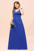 Vestido de dama de honor plus size em chiffon sem mangas azul royal com decote em V e vestido de noiva simples