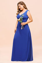 Vestido de dama de honor plus size em chiffon sem mangas azul royal com decote em V e vestido de noiva simples