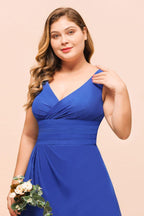 Vestido de dama de honor plus size em chiffon sem mangas azul royal com decote em V e vestido de noiva simples